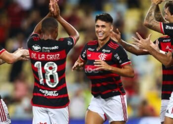 Flamengo derrota São Paulo e assume liderança do Brasileiro