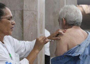 RJ: casos de covid-19 registram queda; atendimento por gripe aumenta