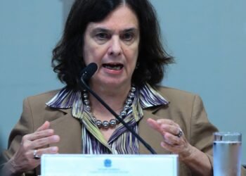 Ministra cita negacionismo ao comentar baixa adesão à vacina da dengue