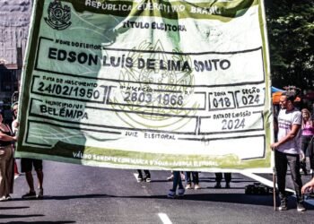 Campanha usa título de eleitor gigante para chamar jovens para votar