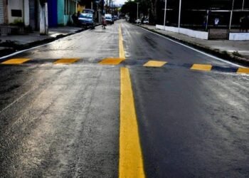 Prefeitura de Simões Filho segue realizando a sinalização horizontal e vertical do solo – Prefeitura de Simões Filho