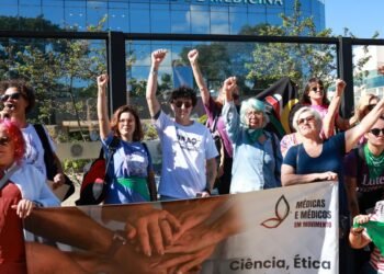 Mulheres protestam contra norma do CFM sobre assistolia fetal