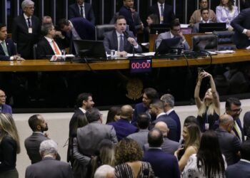 Congresso mantém veto de Bolsonaro à Lei em Defesa da Democracia