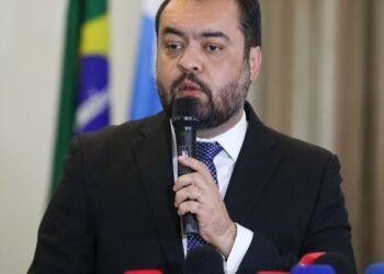 Relator do TRE-RJ vota pela cassação de Cláudio Castro e vice