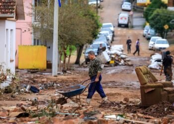 Porto Alegre envia, com atraso, dados para famílias receberem auxílio
