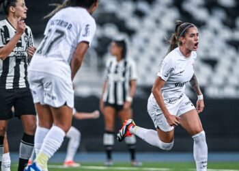 Corinthians bate Botafogo e mantém liderança do Brasileiro Feminino