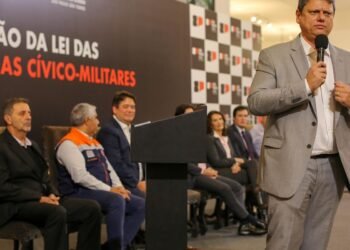 Tarcísio sanciona lei que institui escolas cívico-militares em SP