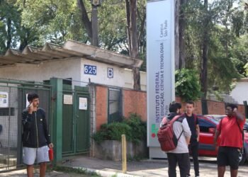 Governo propõe aumento de 13% a 31% a professores até 2026