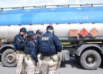 PRF intensifica fiscalização de transporte de produtos perigosos na Bahia