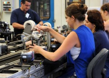 Produção industrial cresce 0,9% em março, diz IBGE