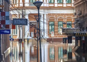 Comporta é aberta para escoar água do centro de Porto Alegre