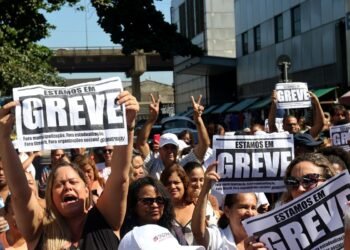 Servidores de hospitais federais no Rio fazem ato por reajuste salaria