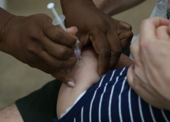 Internações e mortes por influenza e vírus sincicial aumentam no país