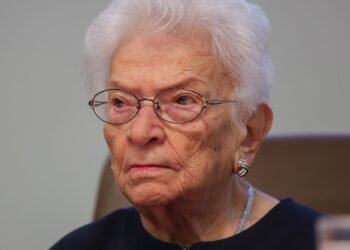 Erundina deixa UTI, é transferida para quarto e recebe visita de Lula