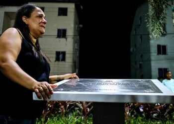 Praça do Condomínio é inaugurada com festa da população; mãe de criança homenageada se emociona – Prefeitura Municipal de Candeias.