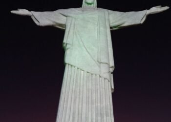 Cristo Redentor, no Rio, veste hoje o traje típico da Coreia do Sul