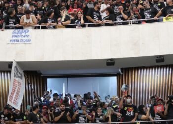 Assembleia Legislativa do PR aprova terceirização da gestão de escolas