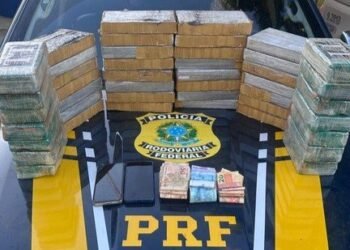 PRF apreende 44 kg de cocaína em veículo na Bahia