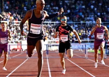 Alison dos Santos vence com sobra nos 400 m com barreiras na Suécia