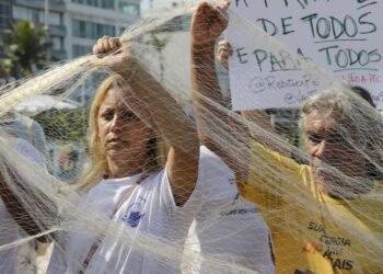 Manifestantes protestam contra PEC das Praias na orla do Rio