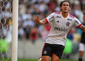 Flamengo aplica 6 a 1 no Vasco e vira líder provisório do Brasileirão