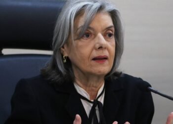 Cármen Lucia toma posse na presidência do TSE