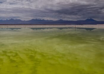 Mineração de lítio afunda lentamente salar do Atacama, diz estudo