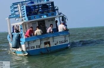Marinha resgata tripulantes que estavam em barco à deriva na Bahia