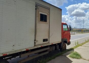 PRF flagra transporte ilegal e perigoso de passageiros na Bahia