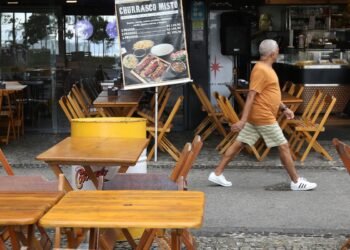 Serviços não financeiros tiveram recorde de ocupação em 2022, diz IBGE