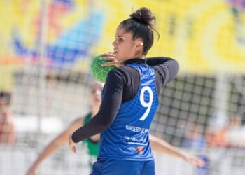 Após viver clima olímpico, estudante disputa handebol de praia no JUBs