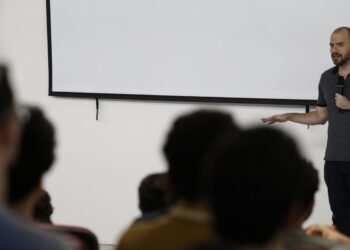 Matemática é estudo, prática, persistência e sorte, diz medalhista