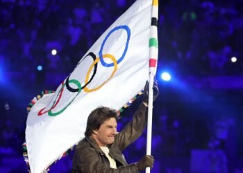 Paris entrega bastão para Los Angeles 2028 no encerramento dos Jogos