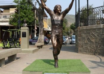Zico ganha estátua em Quintino, bairro onde nasceu e foi criado