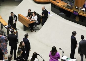 Lula sanciona com vetos lei que desonera 17 setores da economia