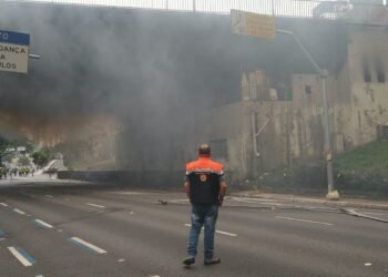 Avenida 23 de Maio é totalmente liberada após incêndio em viaduto