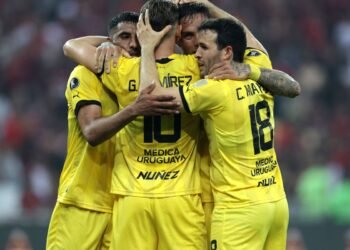 Flamengo joga mal e perde para o Peñarol no Maracanã