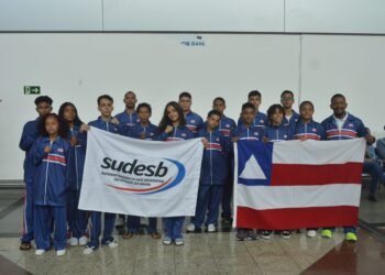 Estudantes atletas de karatê e taekwondo embarcaram para Jogos Escolares Brasileiros nesta terça-feira