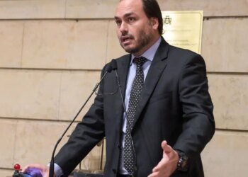 MP denuncia 7 por rachadinha no gabinete do vereador Carlos Bolsonaro