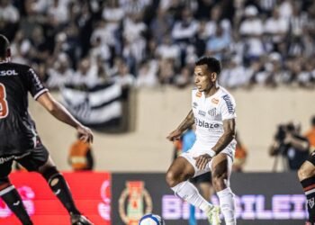 Tentando se aproximar da liderança, Santos visita o Botafogo-SP