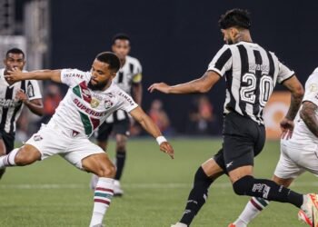 Fluminense e Botafogo fazem clássico de opostos no Brasileiro