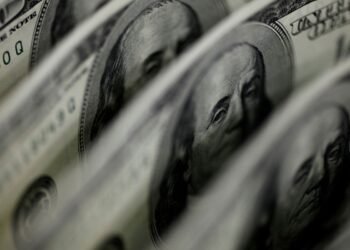 Dólar cai para R$ 5,42 e fecha no menor valor em um mês