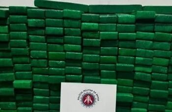 PM baiana prende mulher, apreende droga, placas falsas e veículos, mas casal fugiu