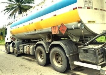 PRF detém caminhão tanque com excesso de peso e participa de simulação de acidente