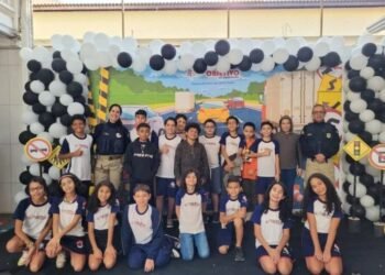 Agentes da PRF ministram aula de trânsito para estudantes na Bahia