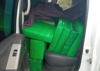 PRF prende 2 suspeitos com 450 kg de maconha no interior baiano