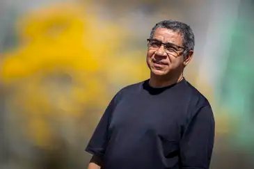 Brasília (DF) 22/08/2024 - O fotografo da Agência Brasil, Paulo Pinto posa para foto.
Uma foto de sua autoria onde se vê um grupo de pássaros pousados em fios de uma rede elétrica.
O compositor Jarbas Agnell viu a foto publicada e produziu partituras musicais criando uma melodia com os pássaros visto na fotografia de Paulo.
O nome do projeto Birds on the wires (Pássaros dos Fios) - Jarbas Agnelli
Foto: Joédson Alves/Agência Brasil