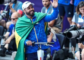 Atletismo: Claudiney Batista é tricampeão e Beth Gomes prata em Paris