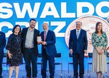 “Desinformação sobre vacina segue sem punição”, diz biólogo