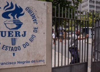 Estudantes seguem ocupando a Uerj após fim de prazo dado pela reitoria